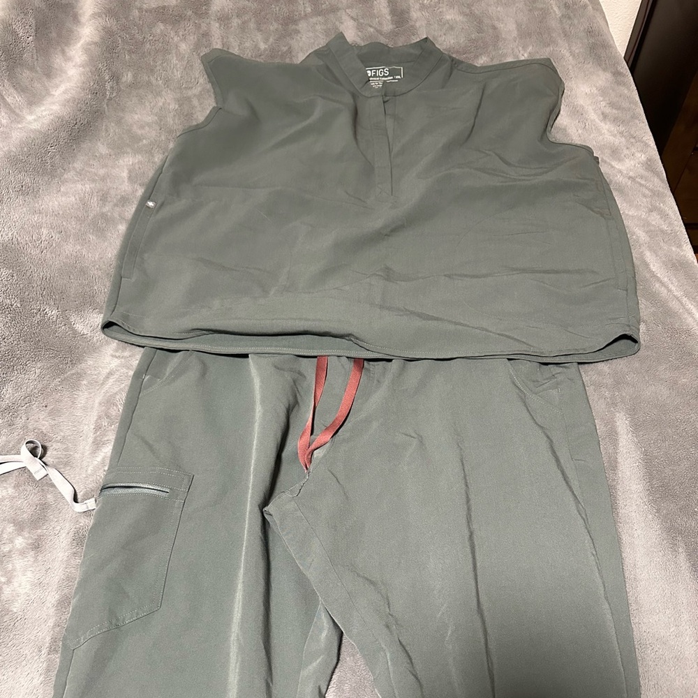 Figs Zamora Jogger pants size 2XL TALL and Rafaela top 2XL. Smoke free home.